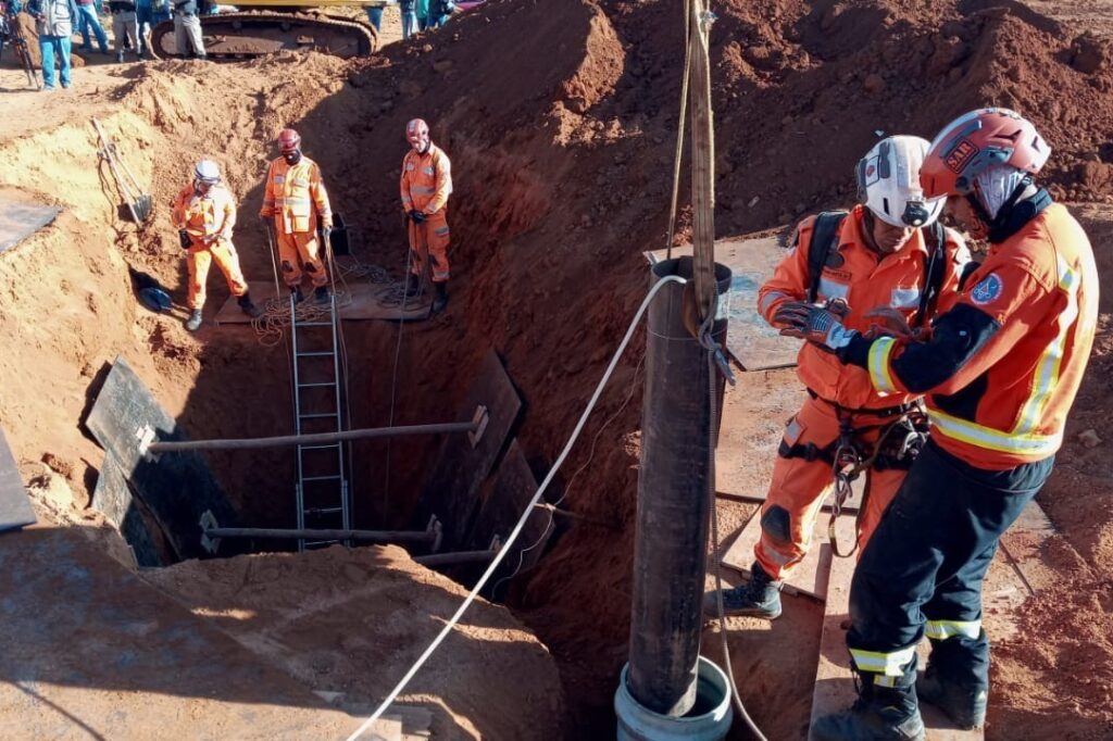 Menino caiu em vala em carmo da cachoeira by bombeiros e1661178648388