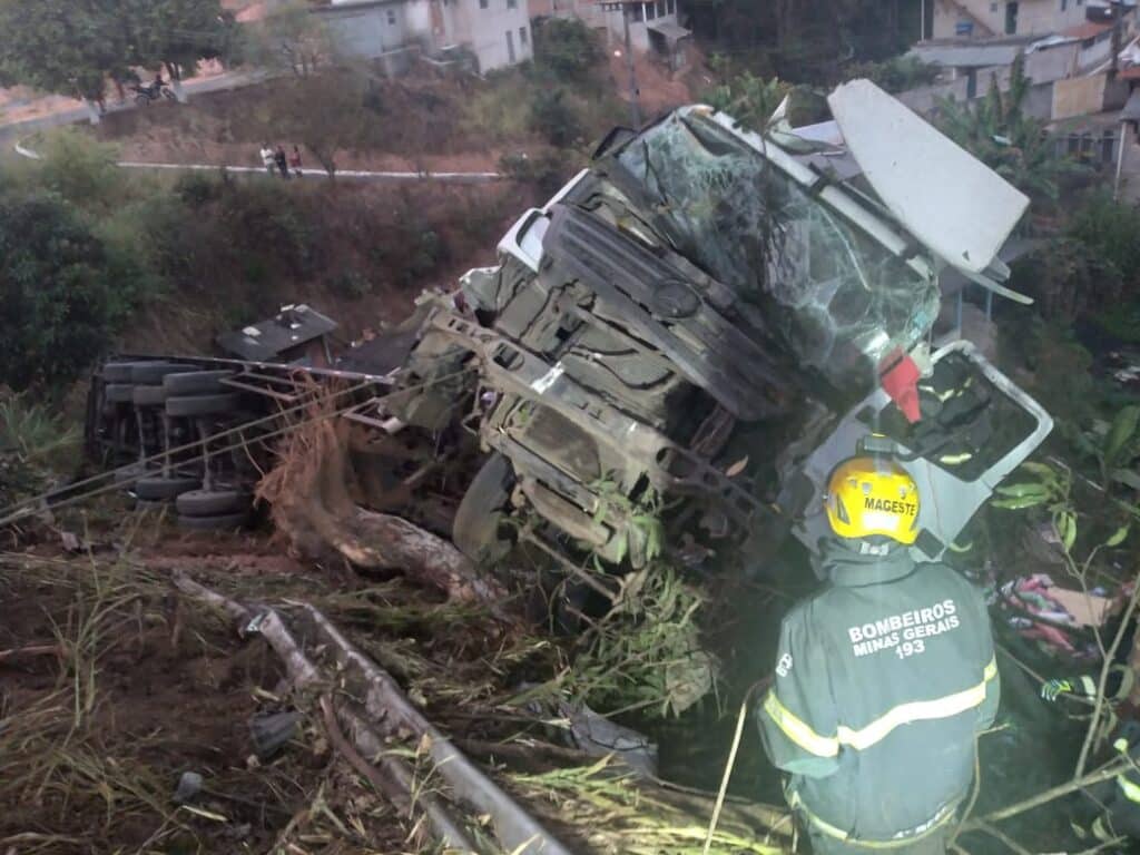 carreta tombou em guarara by corpo de bombeiros