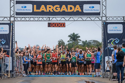 Atletas que vão participar da corrida dão a largada,