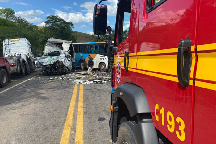 Colisão Entre Carro ônibus E Caminhão Deixa Um Morto E 25 Feridos Na