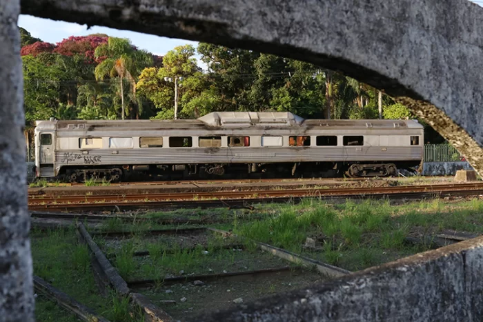 Alvo de furtos e depredações, vagão 'Trem de Prata' está abandonado há cinco anos 1 vagao trem de prata felipe couri