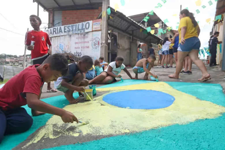 Crianças pintando a bandeira