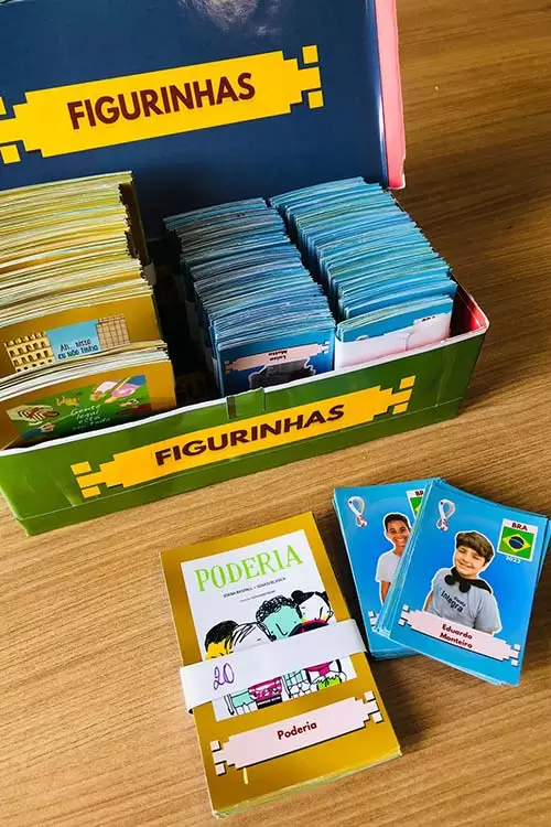 Jogo de trilha em Inglês é criado por alunos a partir de pesquisa no álbum  de figurinhas da Copa - Educação Básica - Portal IENH