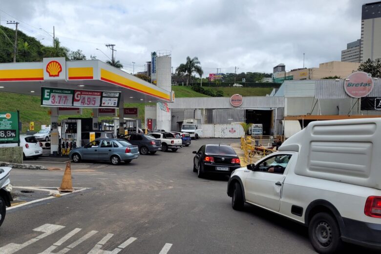 Postos de combustíveis têm aumento da procura para abastecimento em Juiz de Fora 1 Fila nos postos by gabriel silva scaled e1667315416206