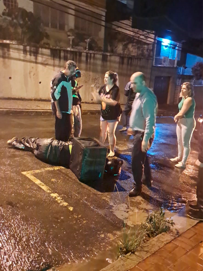 Motociclista se acidenta após cair em buraco recém-reparado no São Mateus 1 buraco 2