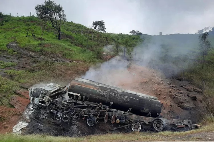 Caminhao pega fogo mg448 Divulgacao Corpo de Bombeiros