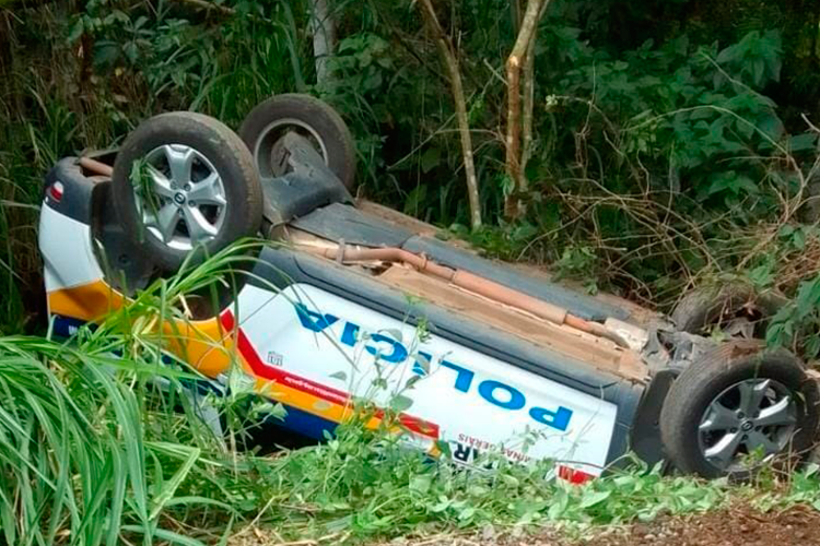 Viatura da PM capota durante perseguição a moto roubada 1 capotamento PMMG