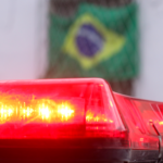 Homem é amarrado em poste e linchado por vizinhos após agredir pai idoso 23 sirene giroflex Felipe Couri 1