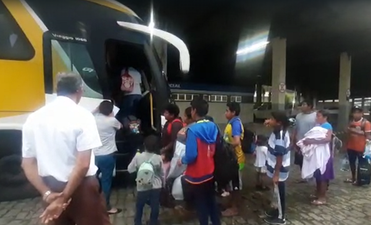 Grupo de venezuelanos deixa Juiz de Fora depois de quase quatro dias na cidade 1 venezuelanos embarcando