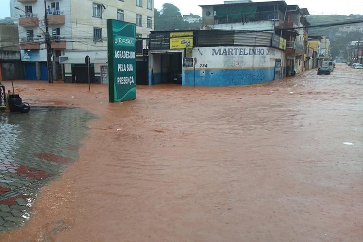 Temporal causa estragos em Minas; houve inundações em Conselheiro Lafaiete  e uma tenda ficou alagada em Santa Luzia, Minas Gerais