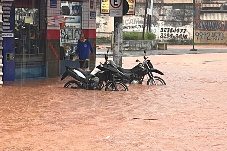 Temporal causa estragos em Minas; houve inundações em Conselheiro Lafaiete  e uma tenda ficou alagada em Santa Luzia, Minas Gerais