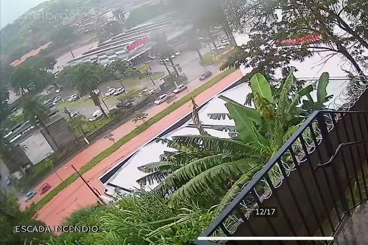 Temporal causa estragos em Minas; houve inundações em Conselheiro Lafaiete  e uma tenda ficou alagada em Santa Luzia, Minas Gerais