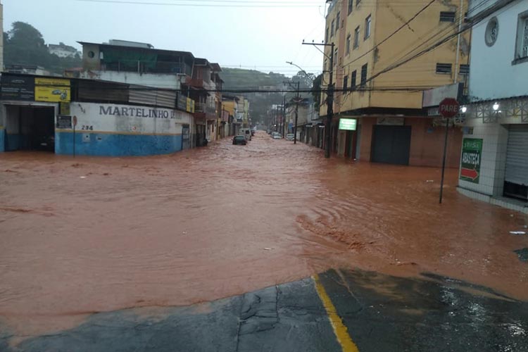 Temporal causa estragos em Minas; houve inundações em Conselheiro Lafaiete  e uma tenda ficou alagada em Santa Luzia, Minas Gerais