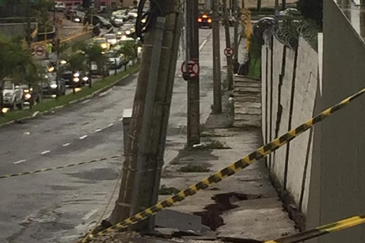 Avenida Itamar Franco é interditada para substituição de poste tombado 1 calcada monte sinai 3 tribuna de minas capa