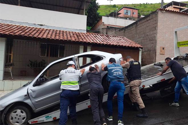 Veículos abandonados são recolhidos em operação em Juiz de Fora 1 carros recolhidos divulgacao pjf