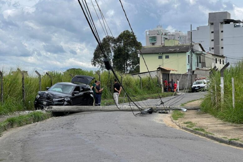 Carro bate em poste by gabriel magacho e1676302290935