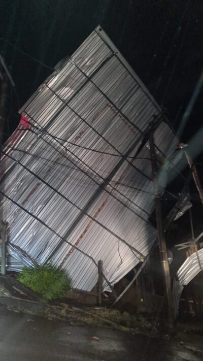 Destelhamento em Juiz de Fora causado pela chuva