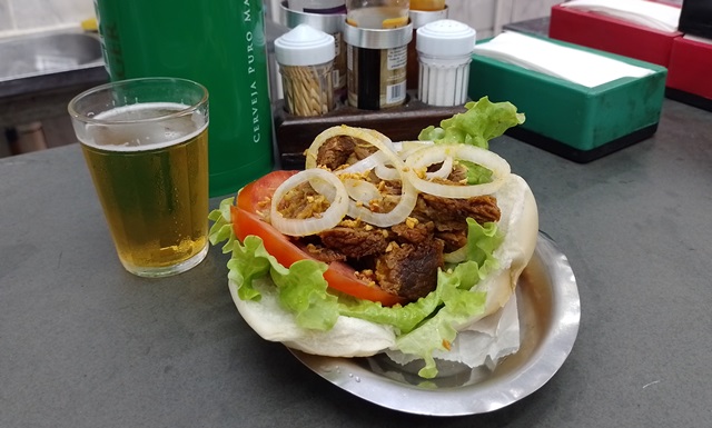 Pão com Carne do Bar Rainha