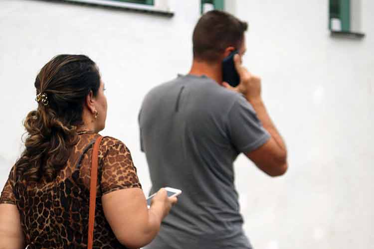 Cinco celulares são levados, por dia, por assaltantes em Juiz de Fora 1 celular Felipe Couri 1