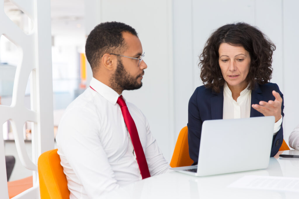 lider do projeto explicando o trabalho especifico para o recem chegado