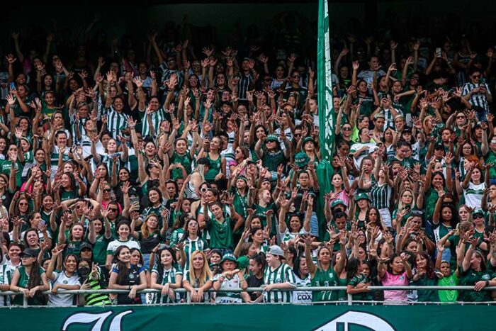 Torcedoras do Coxa em partida da equipe paranaense sem a presença de homens (Foto: Franz Fleischfresser/Coritiba)