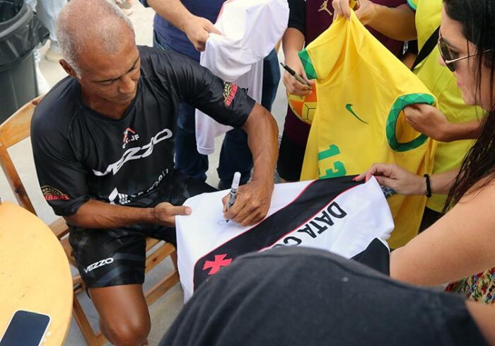 Baixinho autografou sobretudo camisas vascaínas, flamenguistas, tricolores e da Seleção Brasileira (Foto: Felipe Couri)