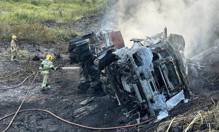 Caminhao fogo Leopoldina foto divulgacao bombeiros