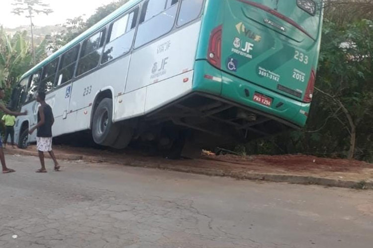 onibus desce barranco reproducao redes sociais