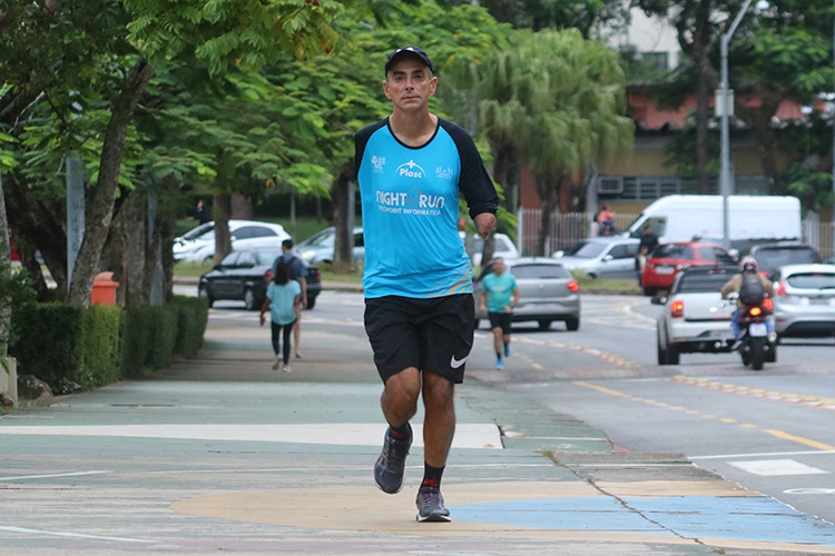 Pessoas com deficiência correndo atleta rápido corredor em