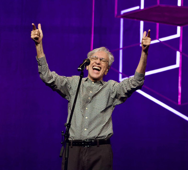 Caetano Veloso apresenta ‘Meu coco’ em