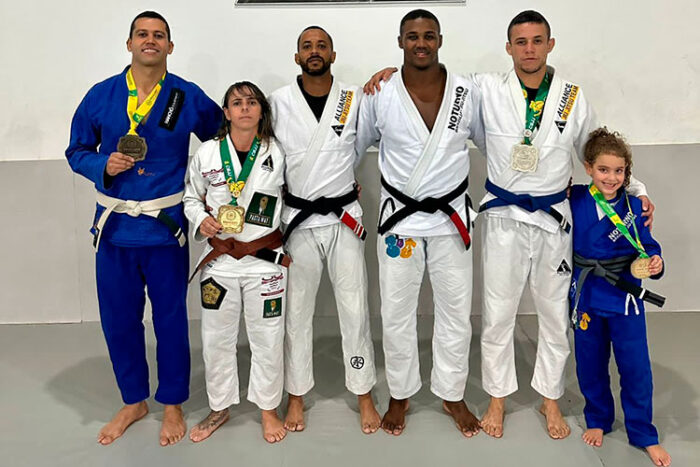 Mara e medalhistas. Divulgacao