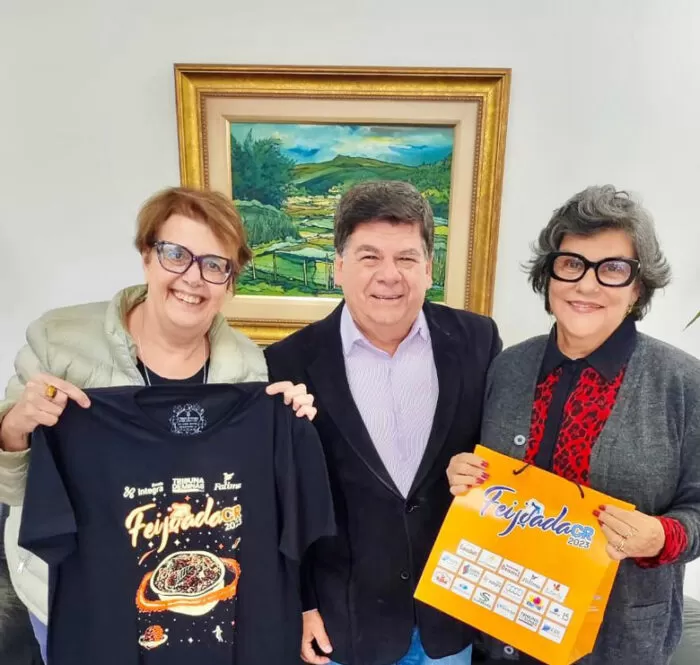 Margarida Salomao Cesar Romero e Cidinha Louzada 290523 camisa da Feijoada 2023