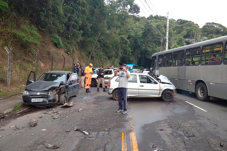 Colisão entre carros deixa quatro feridos na Engenheiro Gentil Forn 1 acidente eng gentil forn by smu