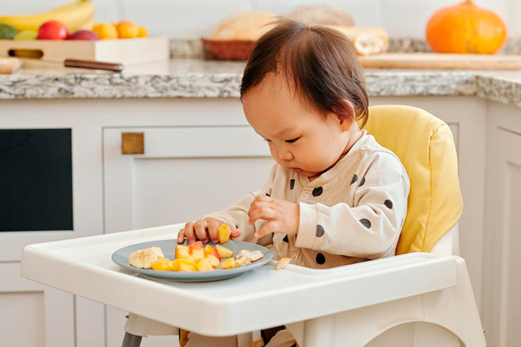 bebe comendo Vanessa Loring