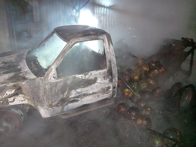 Chamas destroem caminhonete carregada com frutas em JF 1 caminhonete com frutas nova era