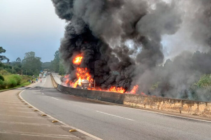 carreta pega fogo br-040 bombeiros