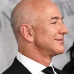 Jeff-Bezos-desfruta-do-luxuoso-iate-de-R$-2,5-bilhões,-o-maior-já-construído.-02-17-05-23 - pessoas mais ricas