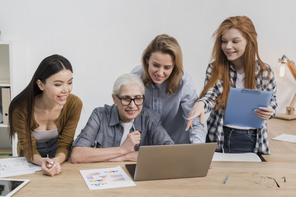 grupo de mulheres fazendo planos juntos