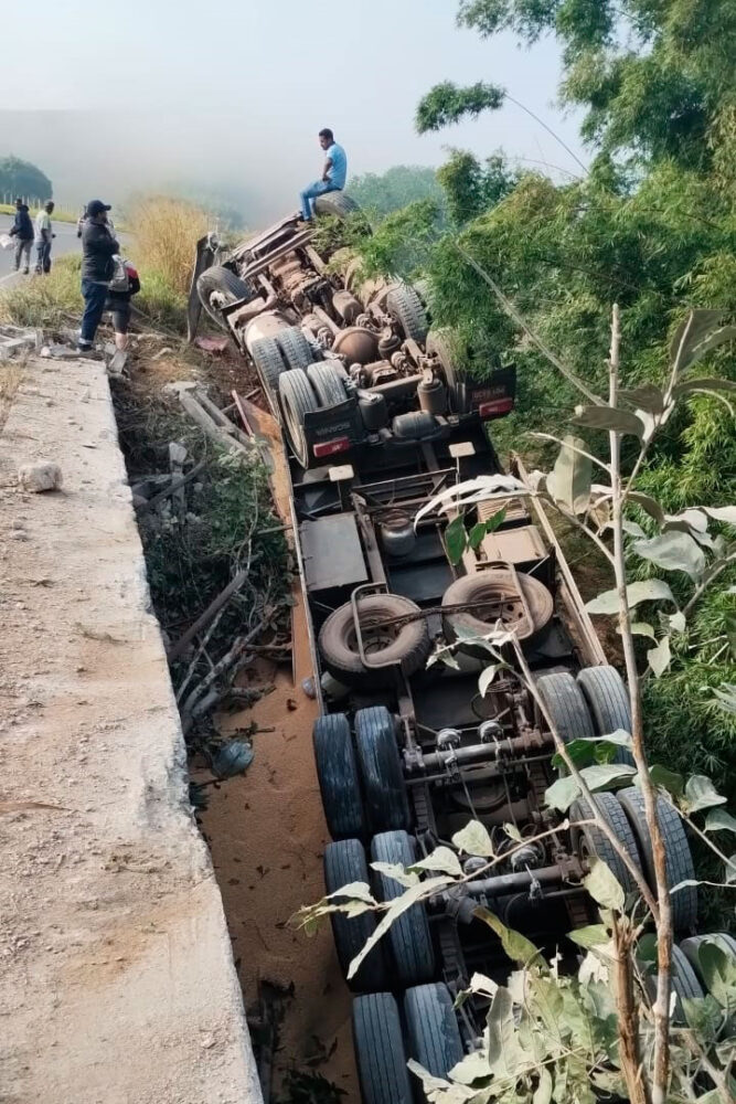 motorista aguarda socorro para carreta