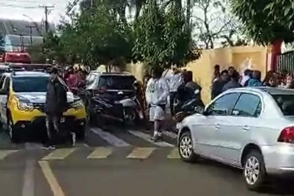 Movimentação em escola do Paraná após disparos do atirador Foto: Reprodução redes sociais