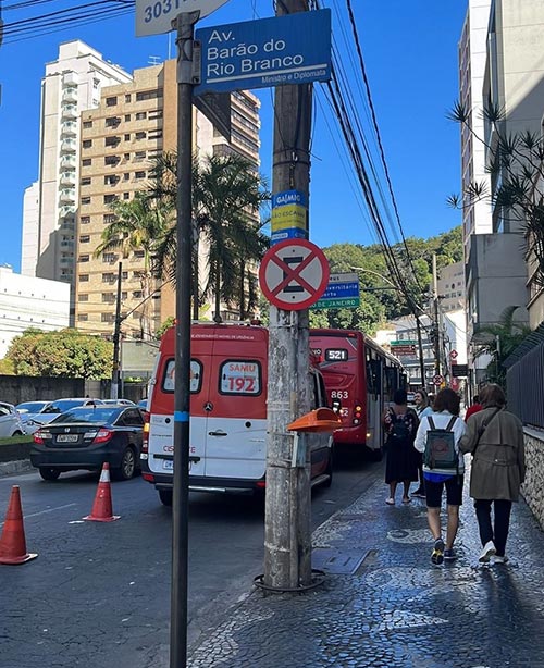 Idosa atropelada por ônibus no Centro (Foto: Nathália Fontes)