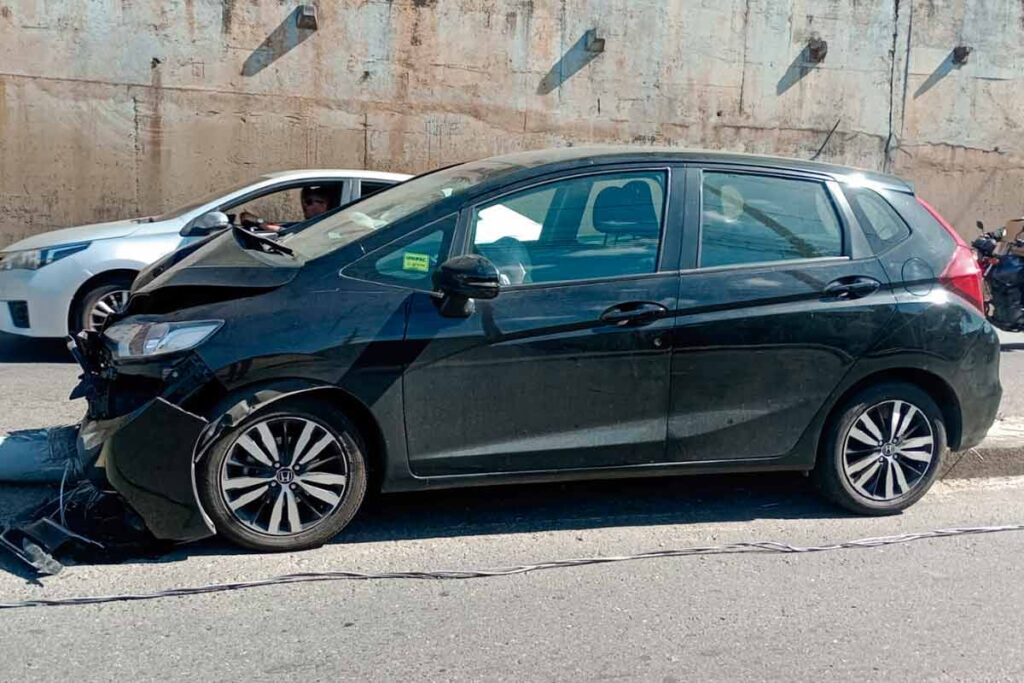 Carro derruba poste na Avenida JK 1 batida divulgacAO PM