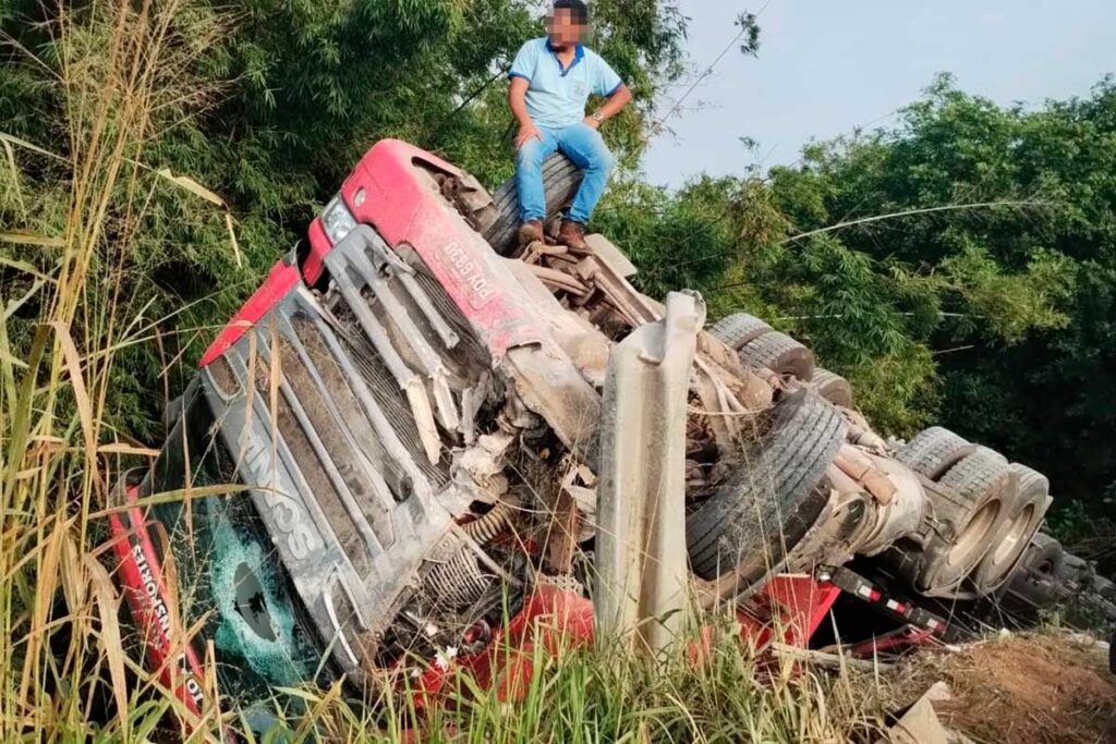 motorista aguarda socorro para carreta