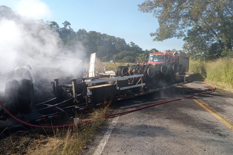 Pista ficou interditada por algumas horas, mas já tinha sido liberada por volta das 11h30 (Foto: Divulgação/PM)