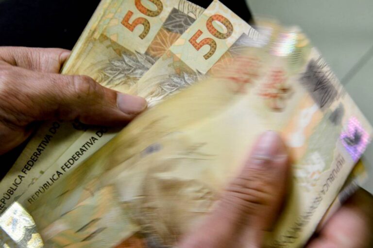 Benefício paga R$ 300 por mês para mães brasileiras e ainda aceita novas inscrições
