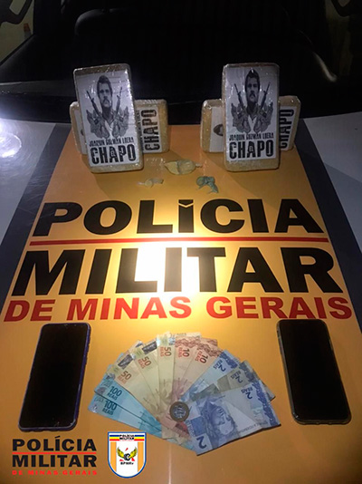 Cocaína, crack, celulares e dinheiro apreendidos (Foto: Divulgação / PMRv)