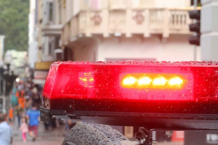 Acidente entre micro-ônibus escolar e motocicleta deixa homem ferido 1 Acidente entre micro-ônibus escolar e motocicleta deixa homem ferido