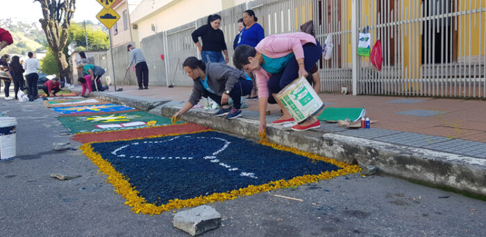 Fiéis se reúnem para confecção dos tapetes de Corpus Christi 1 confecção de tapete no corpus christi