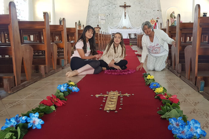 Fiéis se reúnem para confecção dos tapetes de Corpus Christi 3 fiéis no corpus christi