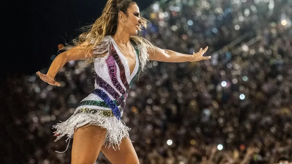 Ivete_Sangalo_se_diverte_ao_mergulhar_em_uma_piscina_de_marshmallow2